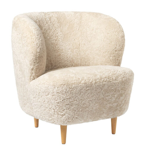 GUBI Stay Lounge Chair, Oak Moonlight sheepskin