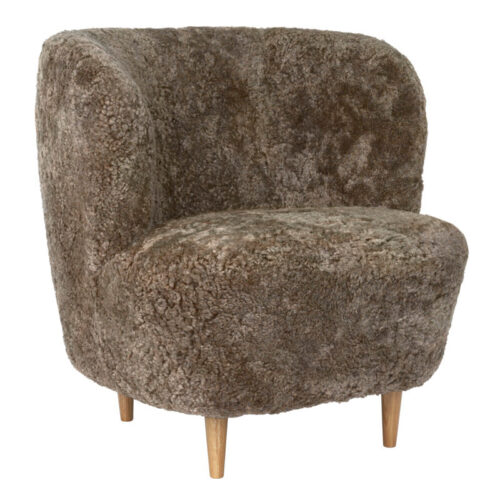 GUBI Stay Lounge Chair, Oak Sahara sheepskin