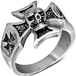 Skull og maltese ring.