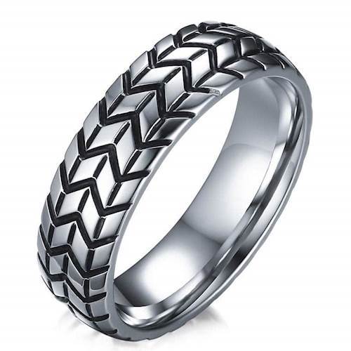 Tire herrering i stål.