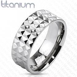 Titaniumring i riflet design.
